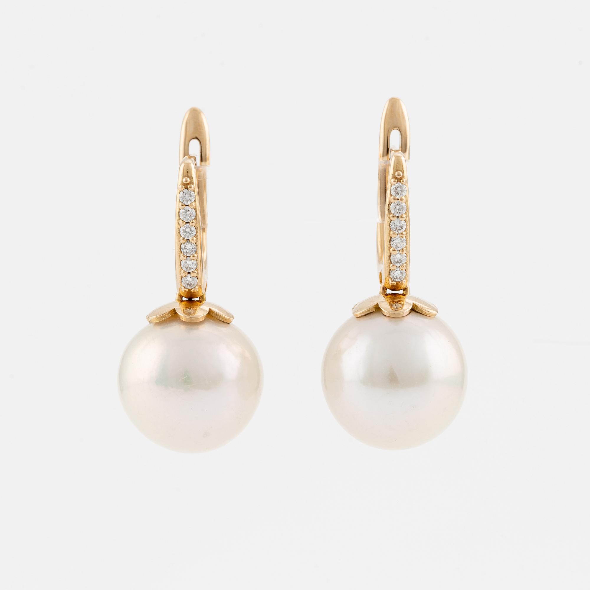 Ett par örhängen 18K guld med odlade sötvattenspärlor och runda briljantslipade diamanter.