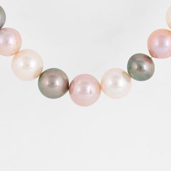 PEARL NECKLACE with cultured Tahiti and fresh water pearls.