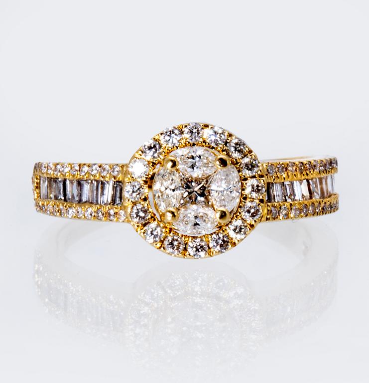 Ring 18K gold navette, brilliant and baguette-cut diamonds approx 1,5 ct in total.