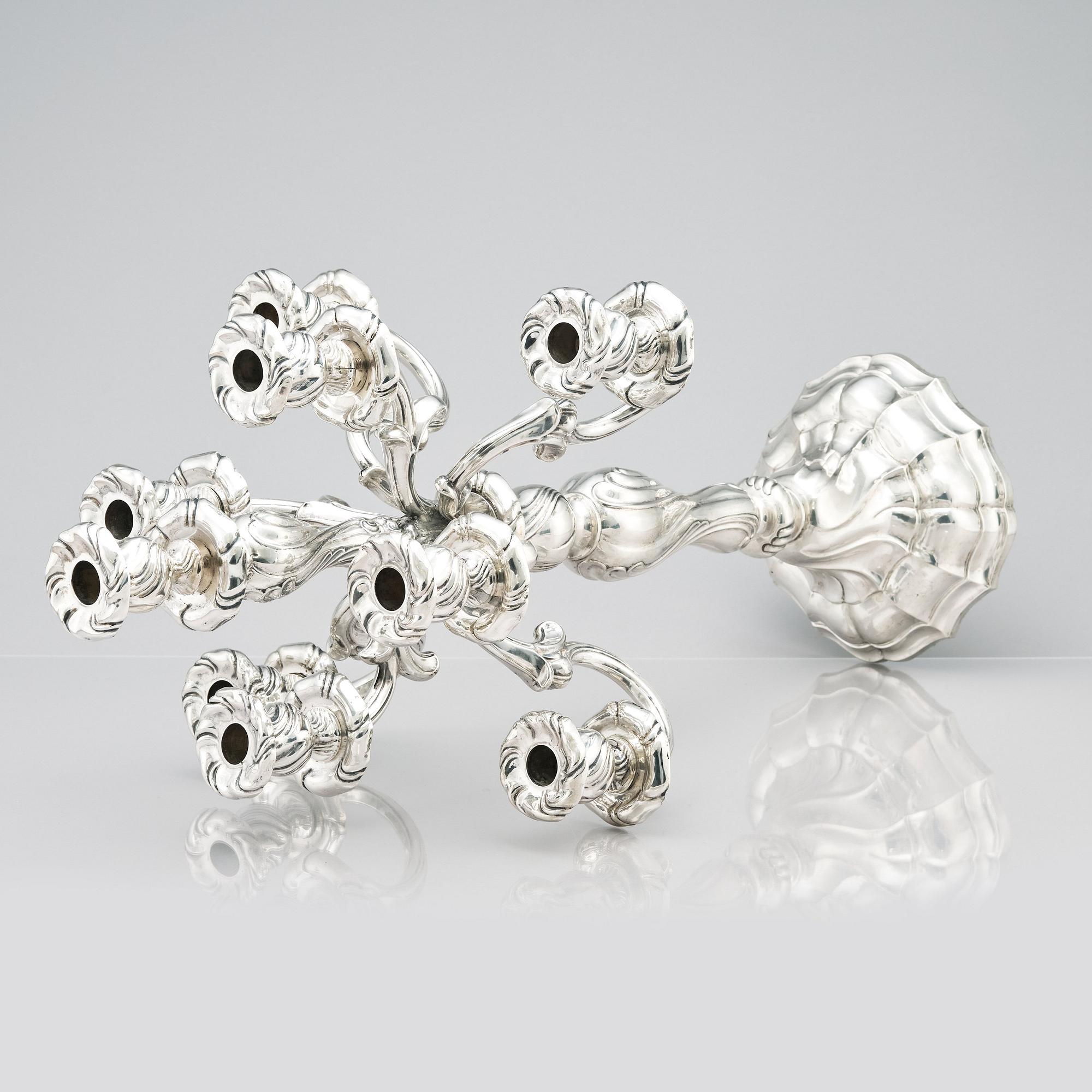 Hermann Julius Wilm, kandelabrar, silver 750, ett par, Louis XV-stil, Berlin, omkring år 1900.