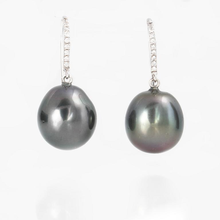 ÖRHÄNGEN, 1 par, med odlade Tahitipärlor och 18 briljantslipade diamanter.
