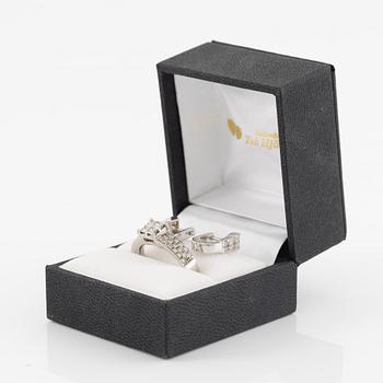 Ring and a pair of earrings, 18K white gold with princess-cut and brilliant-cut diamonds.