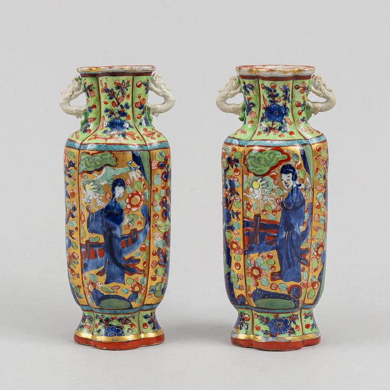 A pair of clobbered famile rose vases, Qing dynasty, Kangxi (1662-1722).