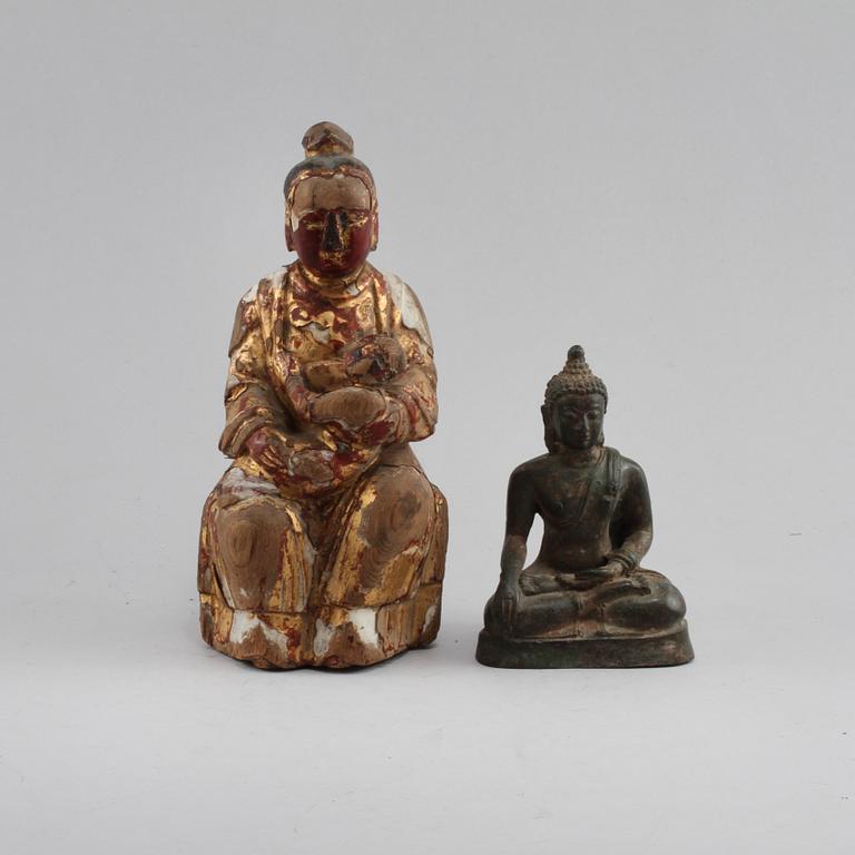 FIGURINER, 2 st, brons samt trä, Thailand respektive Kina, möjligen 1700-tal respektive 1800/1900-tal.