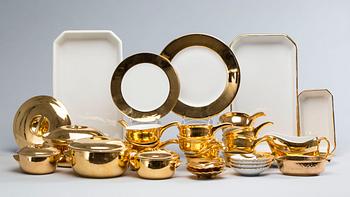 SERVISDELAR, 70 st, porslin, 1900-talets andra hälft. Bl.a. Porcelaine de Paris och Royal Worcester.