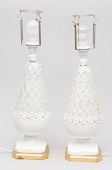 BORDSARMATURER, ett par. Porslin.