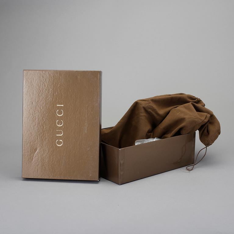 SKOR, Gucci.
