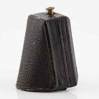 An 18K gold and carnelian thimble.