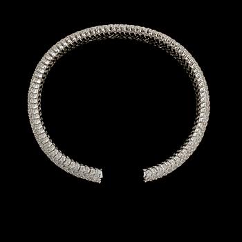 ARMRING, 18K vitguld med briljantslipade diamanter 12.88 ct. Vikt 49,5 gram.