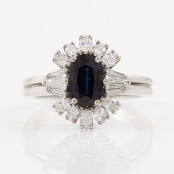 Ring, 18K vitguld med safir och trapets- och navetteslipade diamanter.
