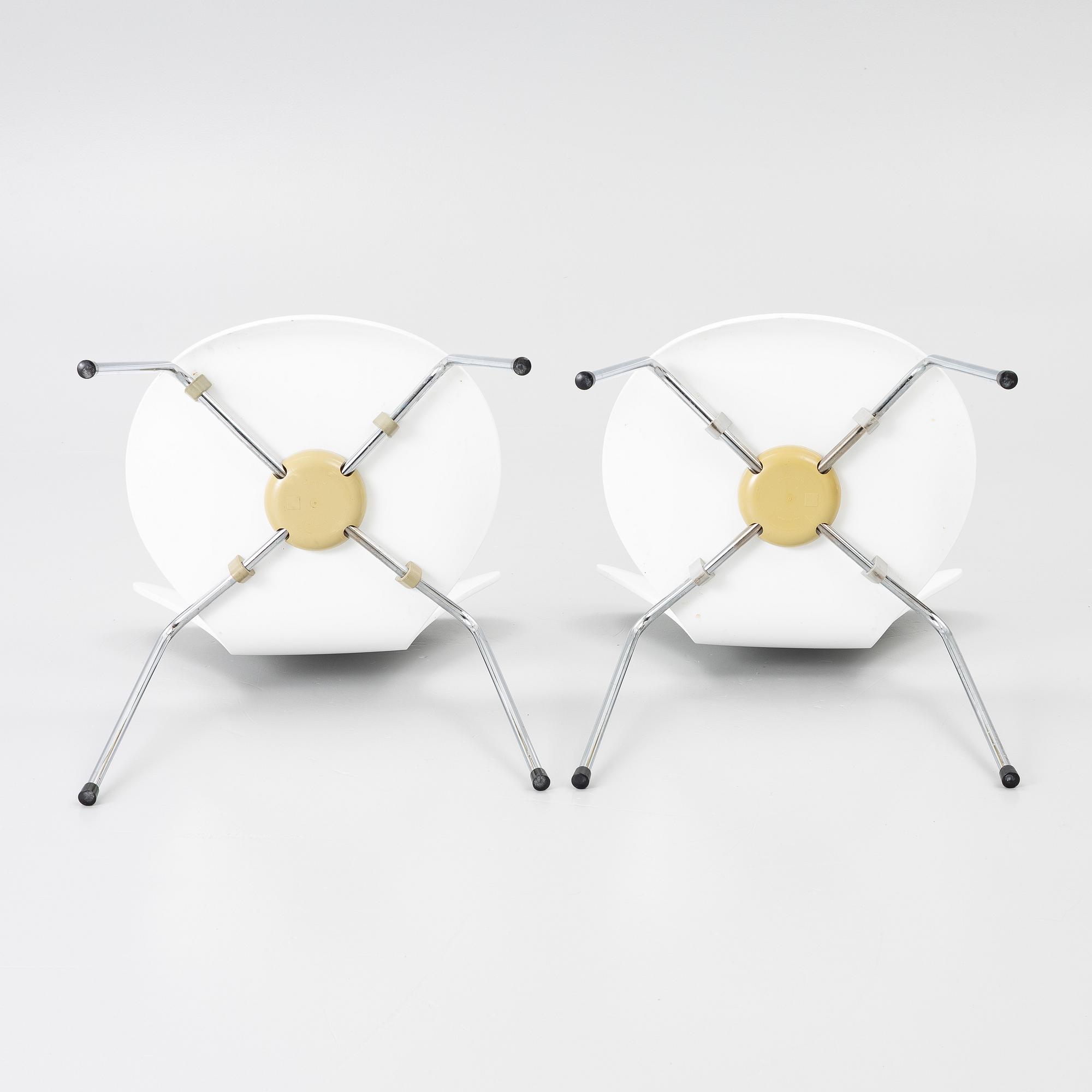 Arne Jacobsen, stolar, 2 st, "Sjuan", 1900-talets slut.
