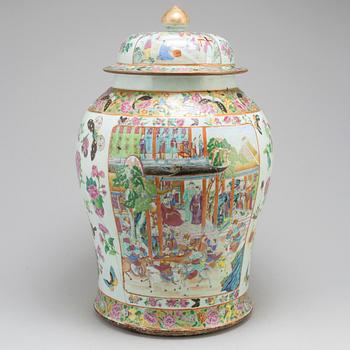 A large famille rose Canton vase with cover, Qing dynasty, late 19th century.