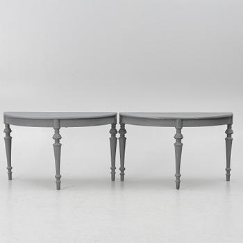 Bord, ett par, halvmåneformade, omkring 1900.