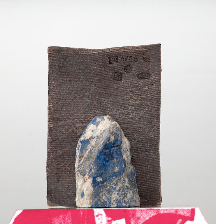 ROBERT RAUSCHENBERG, sign och dat -86 och numr 4/25. Multipel. Aluminium, screentryck, reliefpräglad silverplatta.