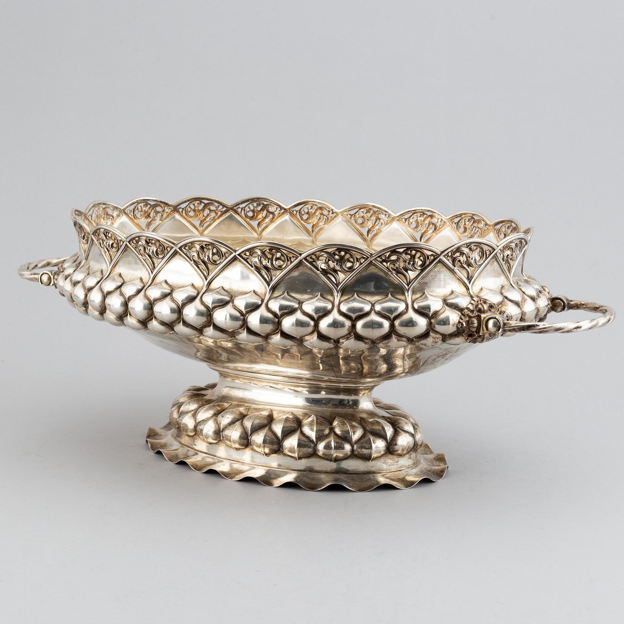 CG Hallberg, jardinjär, silver, Stockholm 1906. Renässans-stil.