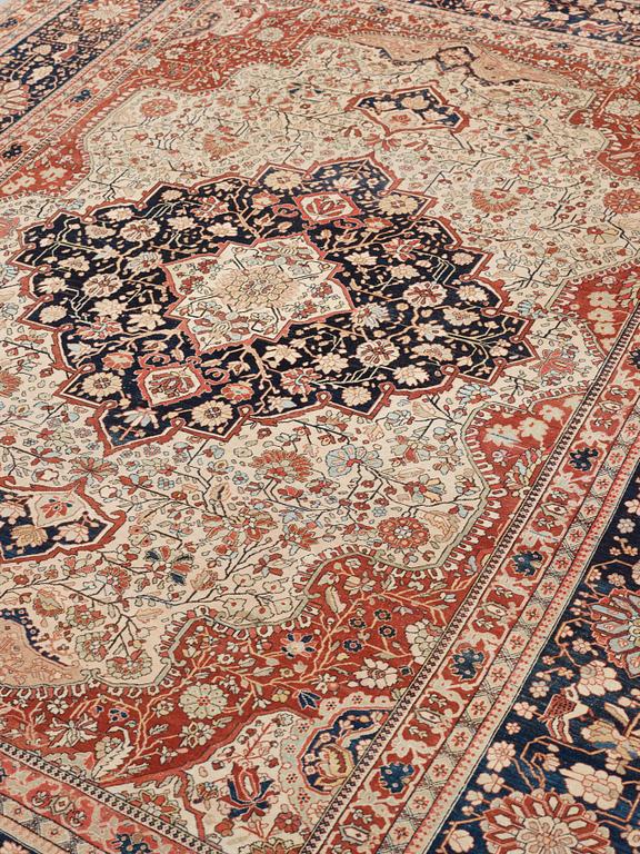 SEMI-ANTIQUE KASHAN so called MOTACHEM. 313 x 235 cm.