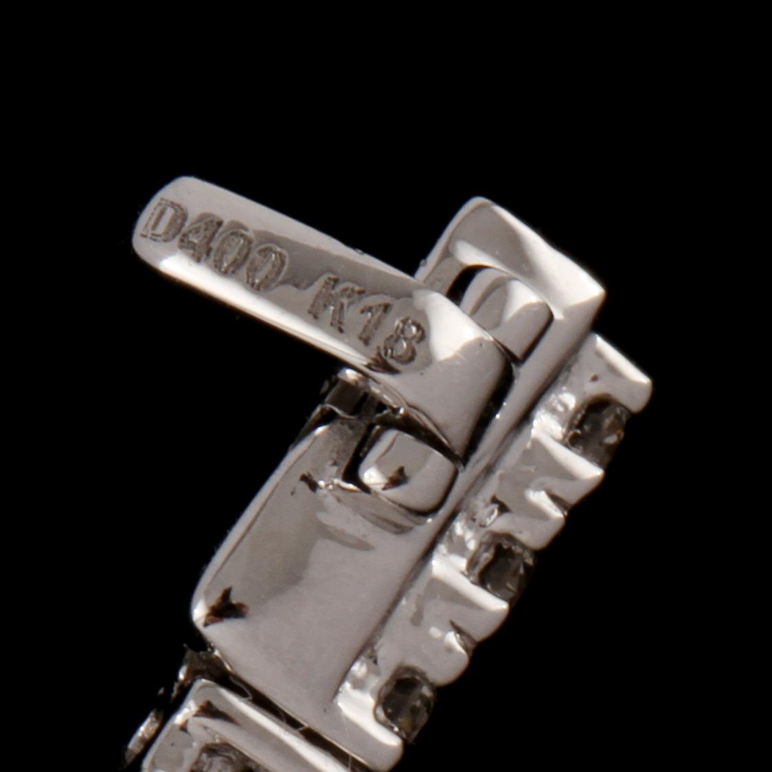 ARMBAND, 18k vitguld med 74 briljantslipade diamanter, totalt 4.00 ct. Vikt 12 g.