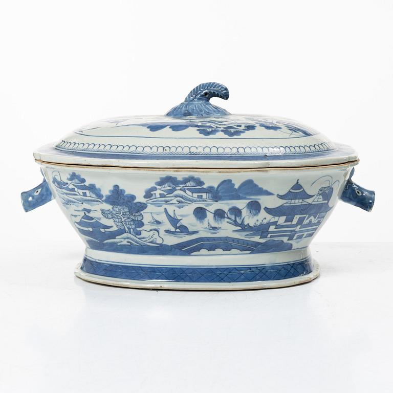 A blue and white tureen with cover, and a blue and white pot, porcelain, China, Qing dynasty 19th century.