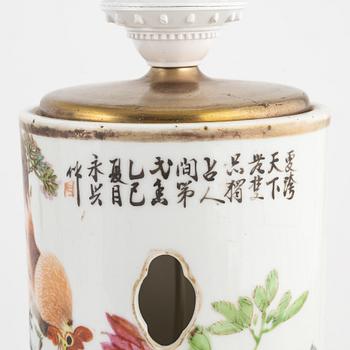 A Chinese umbrellastand, two jars with cover and a pair of vases/table lamps, 20th century.