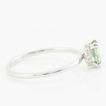 Ring 14K white gold with green sapphire and brilliant-cut diamonds.