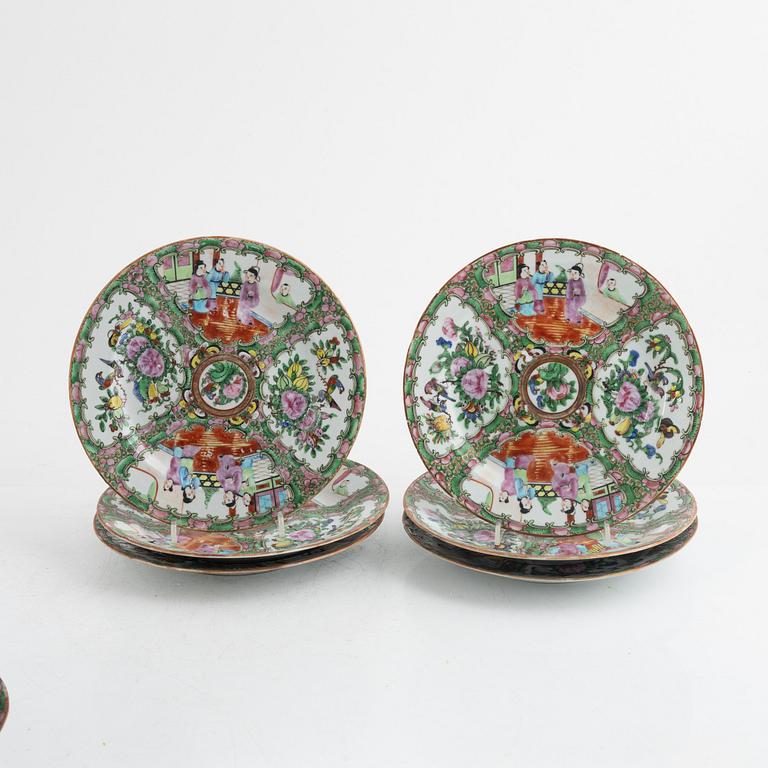 A set of twelve Chinese Canton porcelain plates, 20th century.