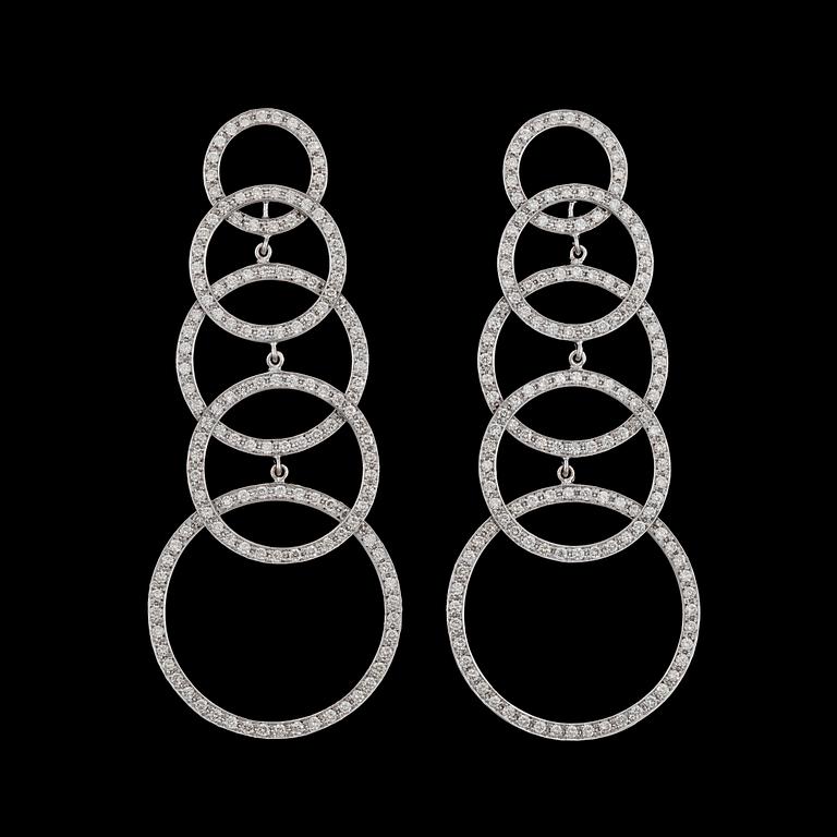 ÖRHÄNGEN, briljantslipade diamanter, tot. 3.38 ct.