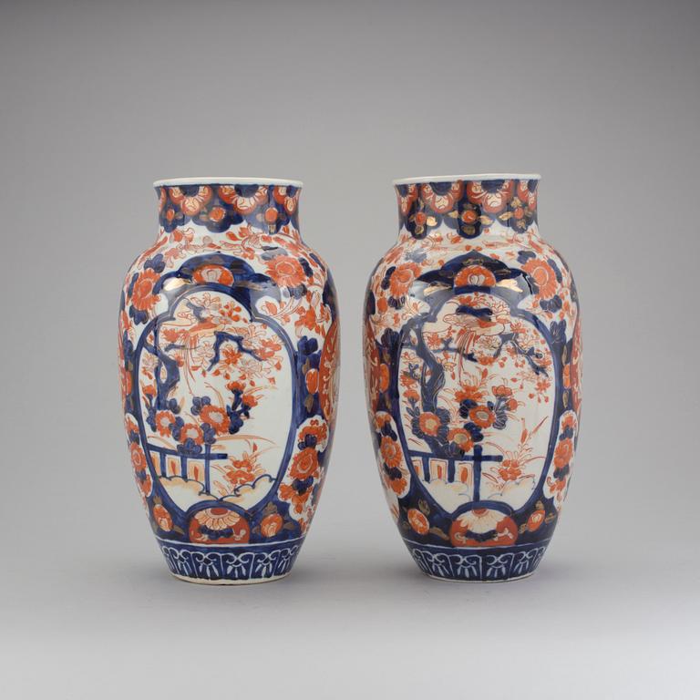 VASER, ett par, porslin, Imari, Japan, 1900-talets början.