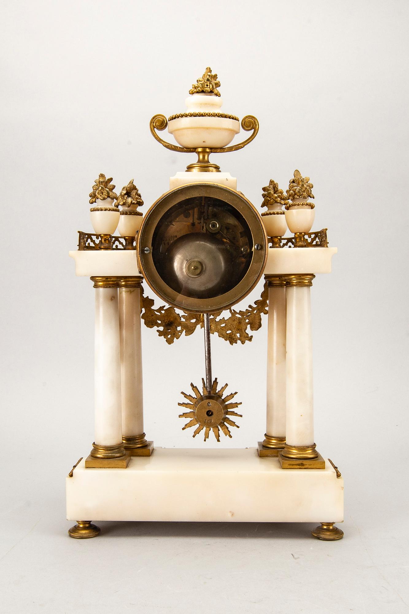 BORDSPENDYL, Planchon, Paris, Louis XVI-stil, omkring 1900.