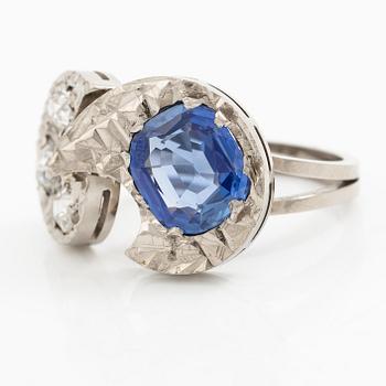 Ring 18K vitguld med en fasettslipad safir och gammalslipade diamanter.