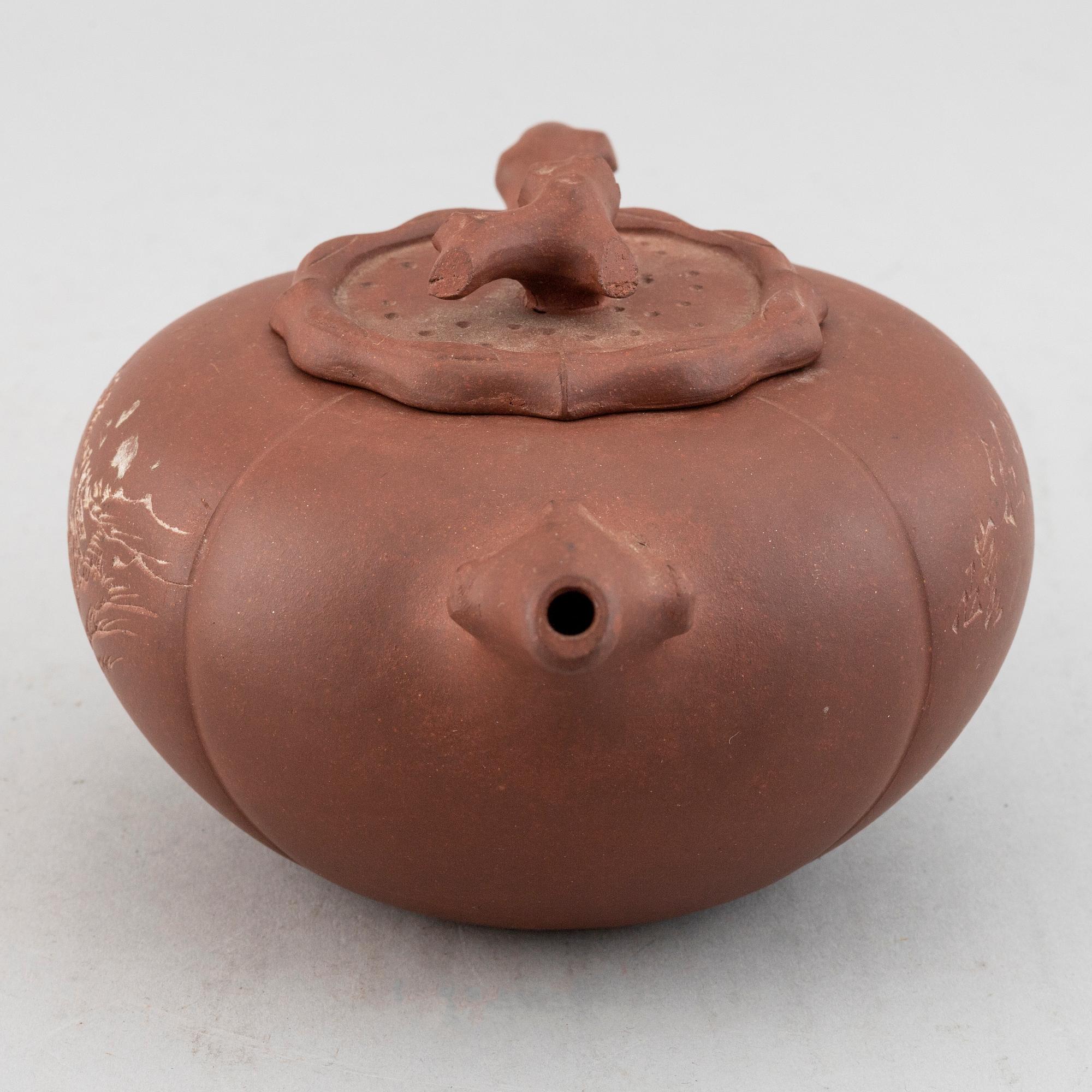 A Chinese yixing teapot with cover, 20th century.