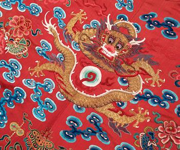 ROBE, silk. Height 112,5 cm. China, late Qing dynasty (1644–1911).