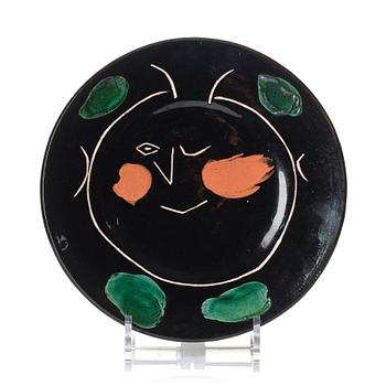 127. Pablo Picasso, a "Service visage noir" (A.R. 46) faience dish, Madoura, Vallauris, Frankrike, post 1948.