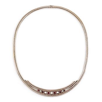 578. An 18 white gold necklace set with round brilliant-cut diamonds and rubies.