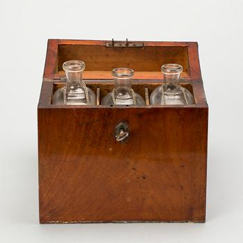 SCHATULL med FLASKOR, 1800-tal.