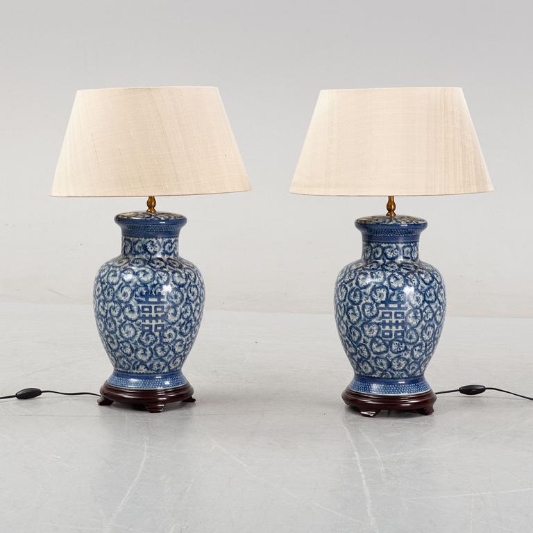 A contemporary pair of porcelain table lamps.