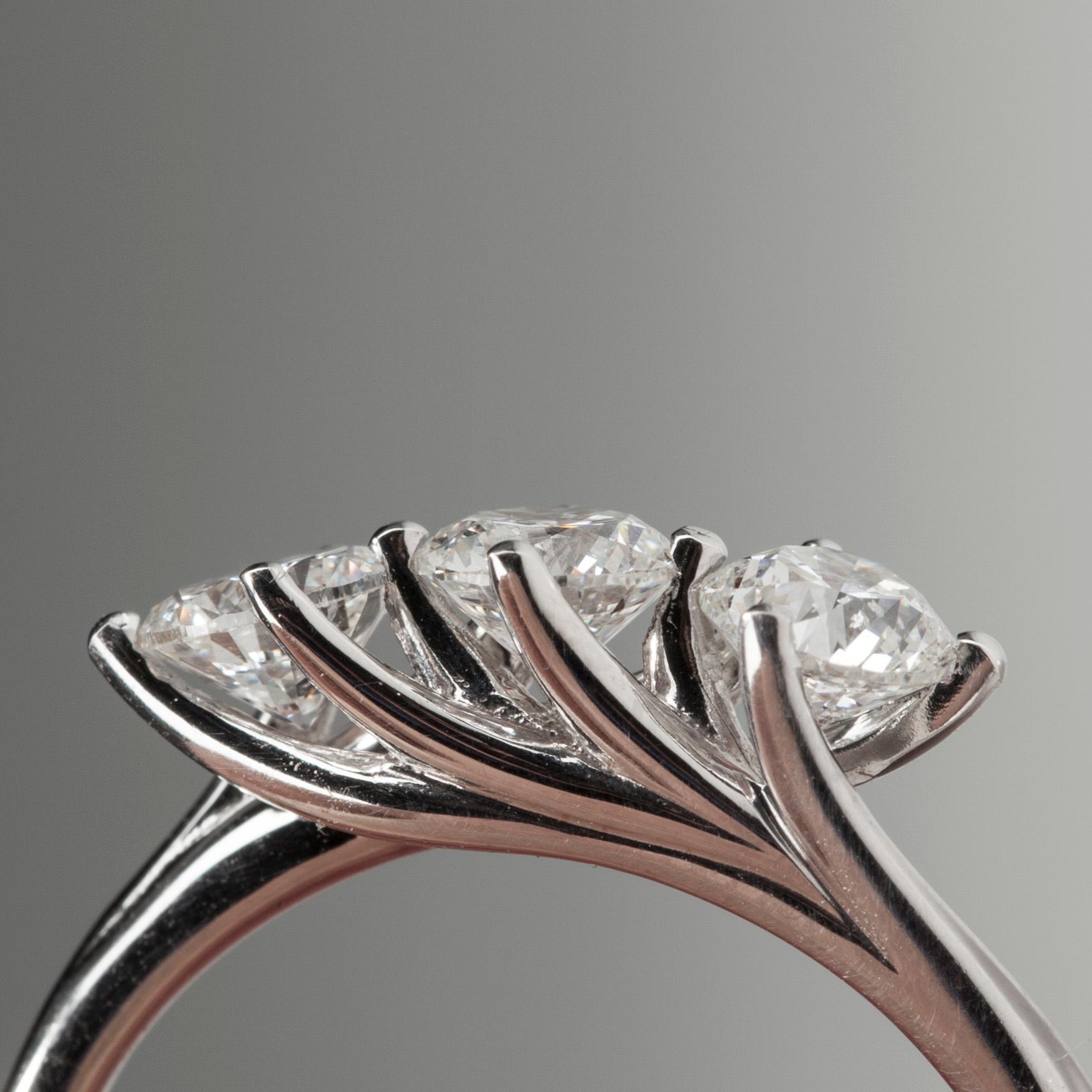 RING, vitguld 18K med 3 briljantslipade diamanter tot. 0,91 ct. Vikt 3,18 g. Intyg.