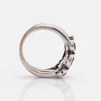 Cassandra Goad, sormus, "Cirkel", 18K valkokultaa, timantteja noin 0.08 ct ja monivärisiä jalokiviä. Lontoo.