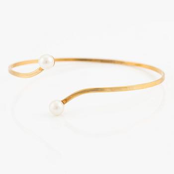 Bangle 18K gold with cultured pearls.