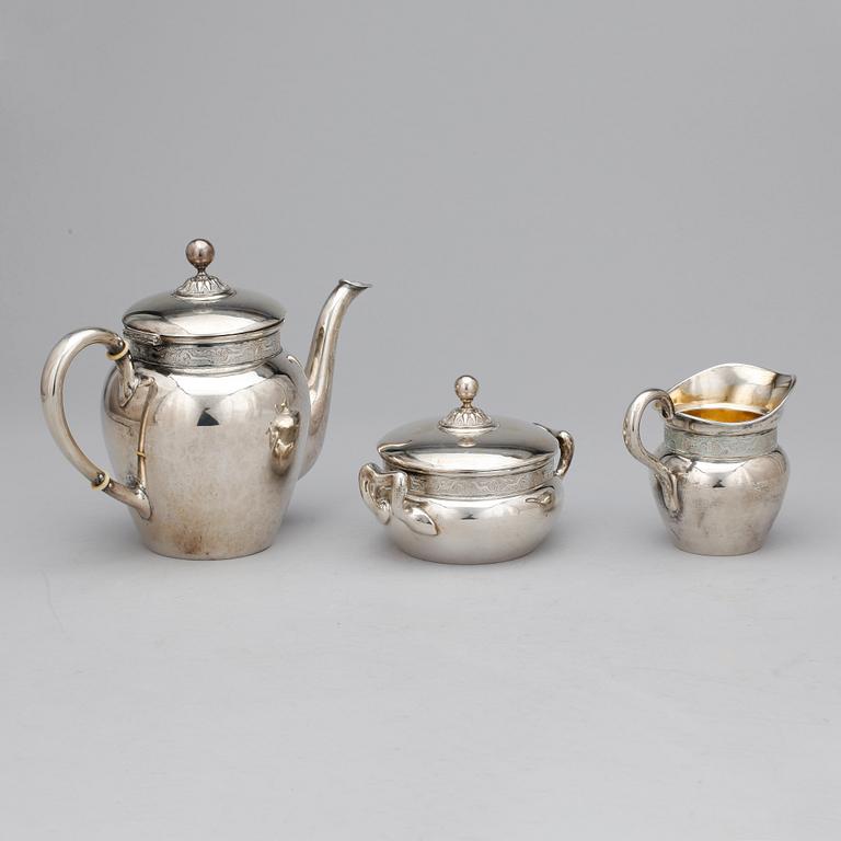 KAFFESERVIS, 3 delar, silver C G Hallberg Stockholm 1888. Vikt 590 gr.