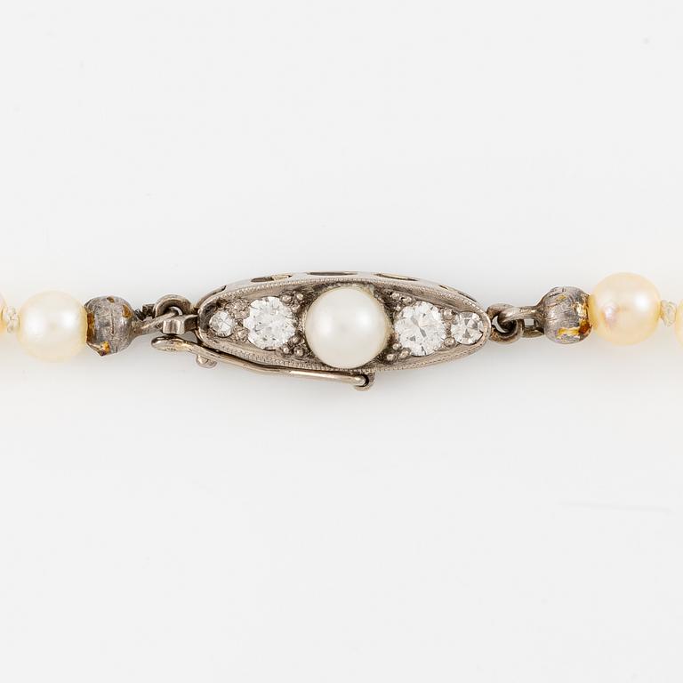 Pearl necklace, with graduated cultured pearls, clasp in gold set with brilliant-cut diamonds and a pearl.