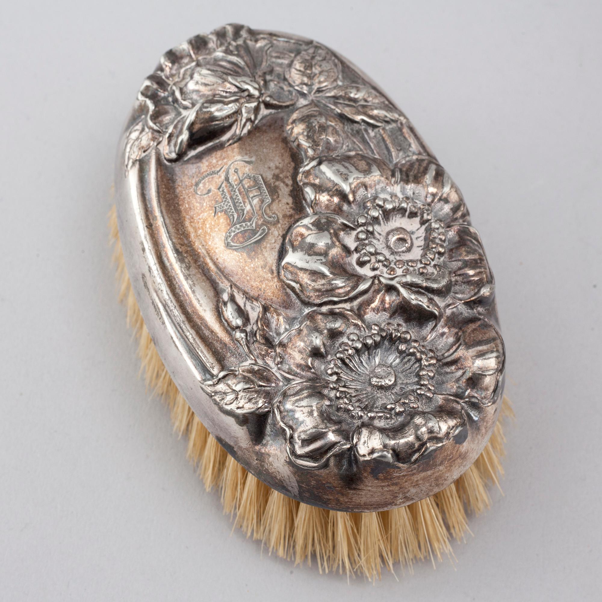 A silverplate toiletrie set, 2 + 4 pcs, early 20th century.