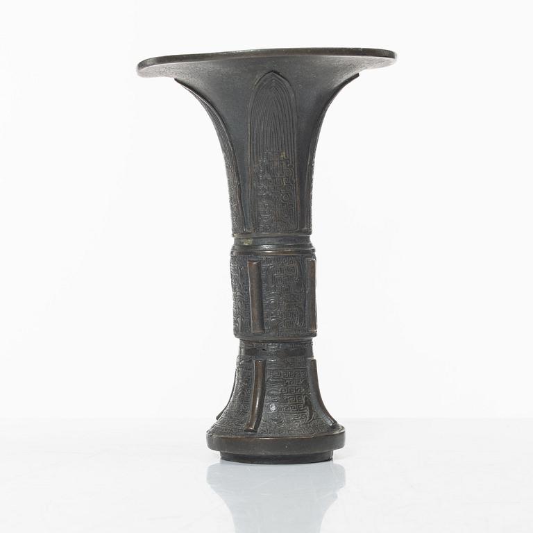 An archaistic bronze vase, Gu, Qing dynasty (1644-1912).