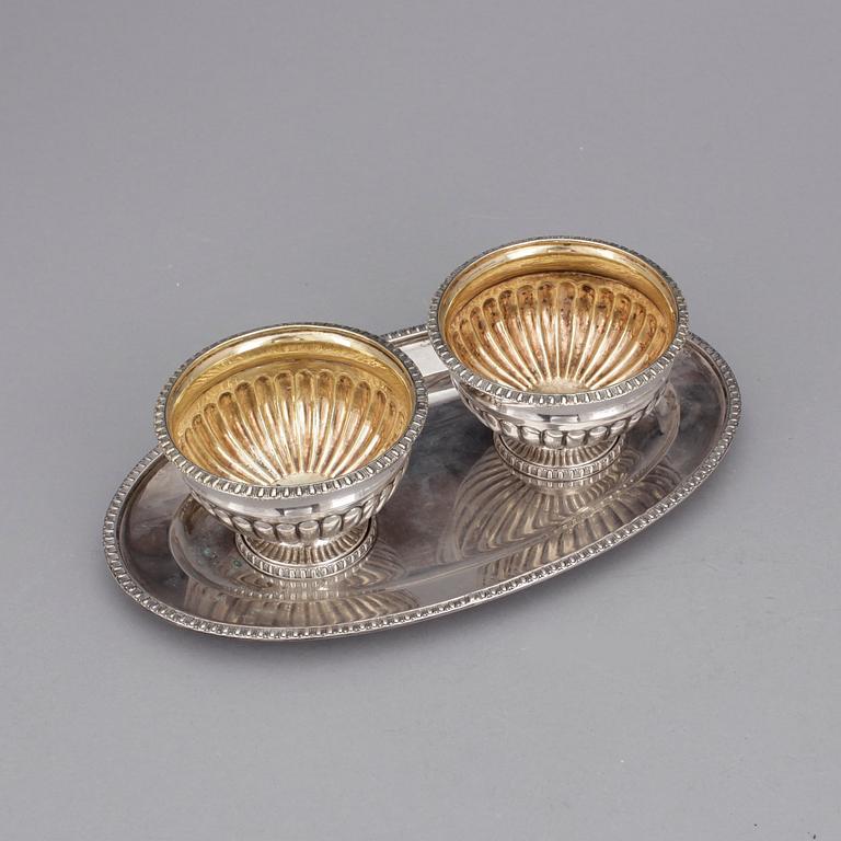 PARSKÅLAR på bricka, silver, Johan Petter Grönvall, Stockholm 1831. Vikt 397 gr.