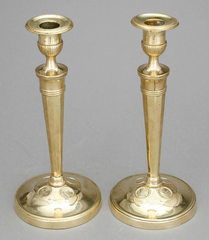 LJUSSTAKAR, ett par, mässing, directoire omkring 1800.