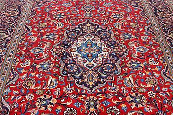 A Kashan carpet, c. 307 x 208 cm.