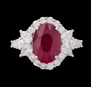 996. RING, oval fasettslipad rubin, 4.20 ct, med dropp- och briljantslipade diamanter, tot. 1.40 ct.