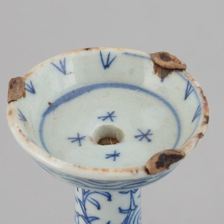 PARTI FÖREMÅL, 2 st, brons samt LJUSSSTAKAR, ett par, porslin. bl.a. Qingdynastin samt 1900-tal.