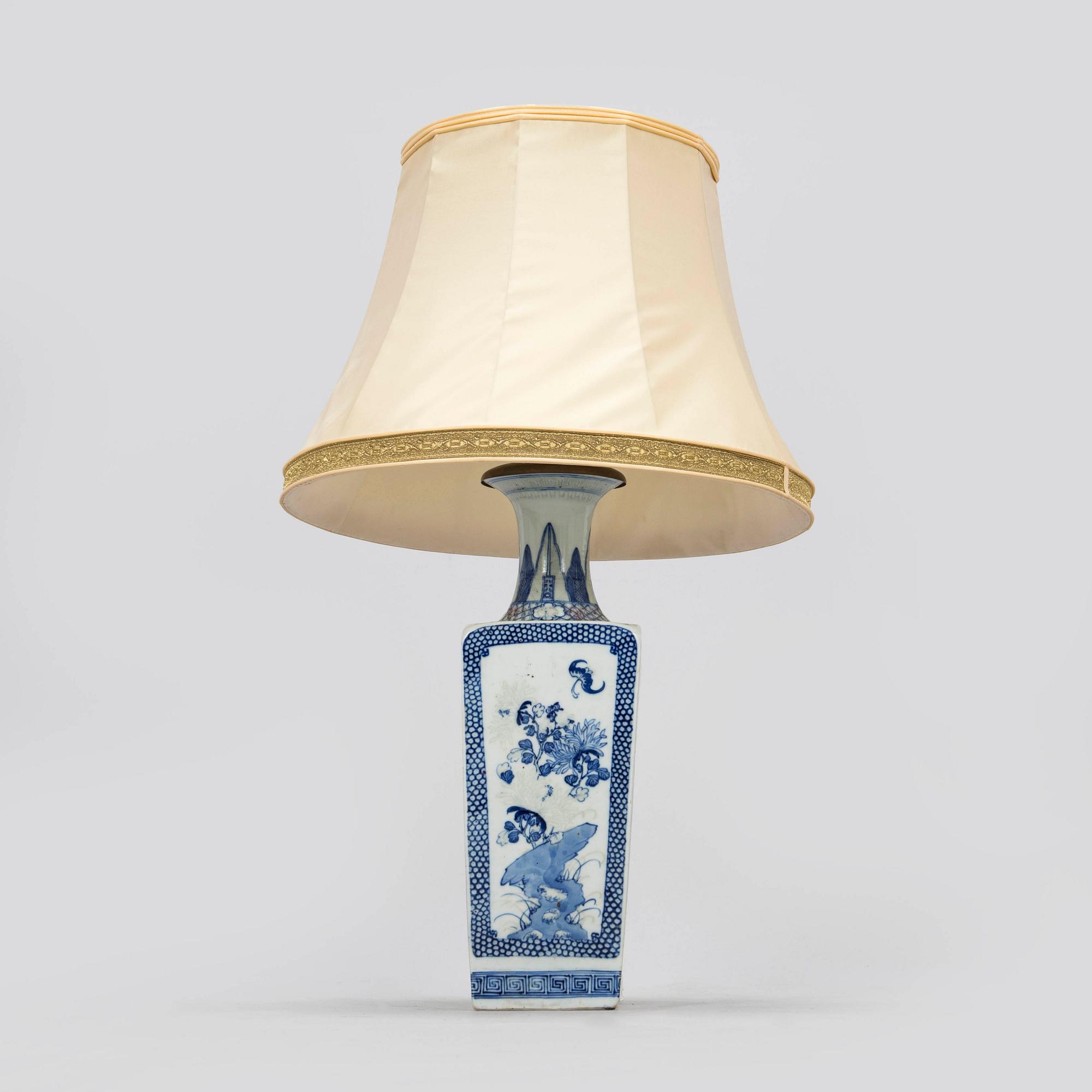 Pöytävalaisin, posliinia, Kiina, myöhäinen Qing-dynastia, 1800/1900-luku.
