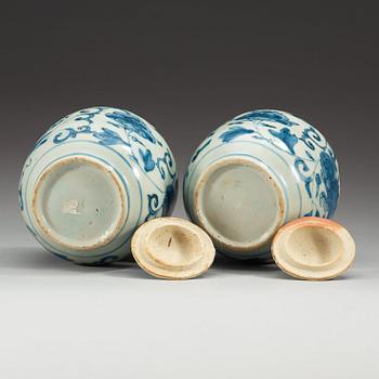 KRUKOR med LOCK, två stycken, porslin. Ming dynastin, 1500-tal.