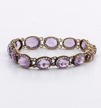 GARNITYR, förgyllt silver med ametister o orientalpärlor, collier, armband och brosch.